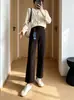Calça jeans de perna reta! Um item essencial para o outono, estes jeans cropped que afinam, na cor café, são perfeitos para mulheres baixinhas e oferecem elasticidade em quatro direções.