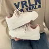 Zapatillas de Suela Gruesa Estilo Chino Estilo Hong Kong para Mujer Otoño 2025 Nuevos Zapatos Casuales Versátiles de Nicho Zapatos Deportivos Blancos