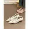 ¡Primer encuentro con el rosa melocotón del deseo puro! Elegantes sandalias de charol con punta fina y tacón de gatito para mujer, primavera 2026, sandalias cerradas sin talón para ir al trabajo
