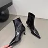 Botas Curtas Retro Estilo Britânico Bico Fino Novo Estilo Outono e Inverno 2025 Botas Curtas Botas Finas Botas de Salto Alto Stiletto