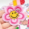 Bordado por Computadora Parche de Bordado Rosa Dibujo Animado Lindo Sonriente Flor Animal Insignia Parche para Planchar Venta al por Mayor