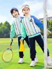 Traje Deportivo de Fútbol para Estudiantes de Primaria Manga Corta Uniforme de Desempeño del 1 de Junio para Jardín de Infantes Uniforme de Clase Set de Cuatro Piezas Set de Uniforme Escolar de Primavera y Otoño
