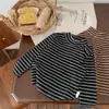 Liquidação, sem trocas ou devoluções, 10 yuansMaiBao camiseta básica infantil, estilo outono para meninos, versão coreana, camiseta básica listrada com gola semi-alta