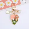 Llavero Colgante de Corazón de Perla y Flor para Llavero de Auriculares Bluetooth AirPods Decoración de Bolso de Pareja