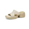 Chinelo de exterior ultraleve e supermacio em pele de carneiro, confortável com sola de palha e sola grossa. Sandálias casuais femininas de couro genuíno com salto alto grosso e bico redondo, modelo 2026.