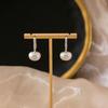 Aretes de perlas estilo retro francés estilo Hong Kong aretes geométricos redondos simples plisados aretes de lujo ligero de alta gama estilo Chanel