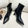 Botas de Cano Curto Vintage Chuyuji com Bico Fino e Salto Alto Marrom para Mulheres, Salto Agulha, Novidade de Verão 2026, Botas Slim Versáteis de Salto Médio