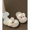 Pantuflas de felpa con suela gruesa de dibujos animados para mujer, nuevo modelo de otoño 2026, que aumentan la altura, retro, versátiles, lindas, de suela suave, de punta cerrada