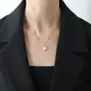 Colar Clavícula Elegante e Moderno de Luxo Leve com Design de Nicho de Flor Oca Trevo de Quatro Folhas Dupla Face em Aço Titânio para Mulheres