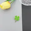 Comércio Exterior Novo Broche Fofo de Planta Pequena Flor Vermelha Trevo de Quatro Folhas Folhas Verdes Flor de Ameixeira Vermelha Liga Gota de Óleo