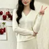 Procesamiento OEM de la nueva chaqueta cárdigan de punto trenzado con cuello en V para otoño e invierno, suéter ajustado con un toque elegante y sofisticado, versátil y estiliza la figura