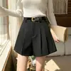 Foto real de shorts de alfaiataria femininos pretos, novo modelo 2026, adequado para primavera e verão, super popular, cintura alta evasê, calça feminina branca muito estilosa