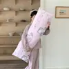 Almohada larga de terciopelo lechoso para mujeres, diseñada para dormir con las piernas recogidas, dormir de lado, respaldo de sofá, cojín de respaldo para sala de estar, nuevo estilo 2026