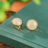 Pendientes de plata de ley Yilu S925 chapados en oro con jade hetiano, estilo retro, sencillos y redondos, elegantes y geométricos con clip para las orejas.