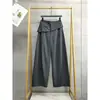 Nueva colección de principios de otoño: Pantalones grises de pierna ancha para mujer, con un diseño de dos piezas simulado, dobladillo acampanado, corte holgado y una silueta recta que estiliza, perfectos para uso casual.