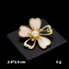 Broche de concha de imitación de diamante, alfiler de perla anti-luz de nicho, alfiler de ramillete de aleación, en stock, accesorios de ropa al por mayor