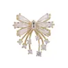 Broche de Lazo de Cristal para Mujer, Sensación de Alta Gama, Lujo Ligero, Pin para Solapa de Traje, Hebilla Fija de Alta Calidad Anti-Exposición, Accesorios