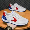 Sapatos Masculinos, Sapatos Esportivos de Malha Respirável e Confortáveis para o Verão, Sapatos Brancos Versáteis da Moda com Solado Macio e Solado Grosso, Sapatos Casuais de Malha Respirável