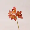 Decoración de hotel boutique: 4 orquídeas artificiales pequeñas y elegantes, flores de seda, flores artificiales y plantas verdes, creando un arreglo floral de lujo ligero, de pie y que no requiere mantenimiento.