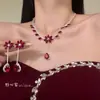 Aretes y Collar de Gota de Agua Incrustados con Diamantes Rojos de Año Nuevo, Accesorios Versátiles de Lujo Ligero de Nicho, Juego de Joyería de Alta Gama para Mujer al por Mayor