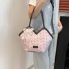 Bolsa de cubo portátil de nicho estilo coreano al por mayor para mujer, nuevo estilo de verano 2025, color contrastante, versátil, bandolera, para el trabajo, para la axila