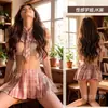 Atractivo y seductor body de una pieza para mujer, con un diseño ajustado que realza la figura, detalles de encaje, tela transparente y escote halter, perfecto como lencería o ropa de dormir.
