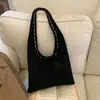Bolso tote transfronterizo de gamuza tachonada vintage para mujer, bolso de axila estilo motero de nicho para otoño e invierno 2026, bolso de mano elegante