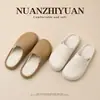 Pantuflas de punta impermeable de EVA para mujer, nuevo estilo 2026 para invierno, ropa de casa interior, antideslizantes, pantuflas de algodón con forro de felpa para hombre