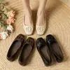 Zapatos de cuero retro estilo francés para mujer para ir al trabajo, nuevo modelo otoño 2026, mocasines slip-on de tacón medio y punta cuadrada