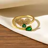 Anillo Vintage Europeo y Americano con Imitación de Esmeralda y Diamantes, Anillo Único de Nicho de Lujo Ligero con Diseño de Hebilla de Herradura en Forma de Corazón para Mujer