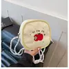 Artística y fresca, relajante y linda, bolsa cuadrada pequeña con bordado de manzana y estampado de cuadros, adecuada para el uso diario de estudiantes universitarias como bolso cruzado