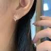Pendientes de Flor Exquisitos y Delicados con Diseño Espiral Hueco, Simples, de Alta Gama, Versátiles y Elegantes de Cao Shi para Mujer para Uso Diario