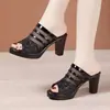 Chinelos Confortáveis para Exterior para Mulheres 2026 Verão Novo Versátil Moda Impermeável Strass Peep-Toe Salto Bloco Sandálias de Encaixe em Rede
