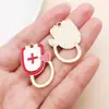 Nuevo accesorio de colgante de aleación con forma de corazón de jeringa médica roja y blanca, gorro de enfermera, accesorio para joyería de nicho DIY