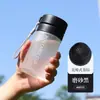 Botella de Agua Deportiva al por Mayor para Exteriores de Gran Capacidad Taza de Plástico Mate Taza de Plástico Transparente Portátil con Correa y Colador de Té