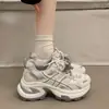 Nuevos zapatos de verano para mujer, zapatos dad transpirables, estilo coreano versátiles de suela gruesa para aumentar altura, de malla, casuales para correr, deportivos, zapatos de moda