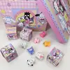 Caja Sorpresa Mini Familia Sanrio Figuras Pintadas a Mano Adornos Lindos Dibujo Animado Juguete de Moda Regalo para Estudiantes Pequeño Adorno de Escritorio