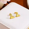 Colar Simples de Aço Titânio 18k Nicho Luxo Leve Corrente de Clavícula Letra V para Mulheres Brincos Coloridos Resistentes Corrente de Pulso Conjunto de Três Peças