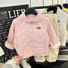 Jaqueta Infantil 2025 Novo Estilo Inverno Confortável de Veludo Austríaco com Forro de Fleece para Homens e Mulheres Bebê Zíper Interno Combinação de Cores Top Tendência