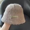 Sombrero de pescador de piel de conejo de color liso para mujer, gorro de pescador de felpa para otoño e invierno, estilo japonés, con gran circunferencia de la cabeza, gorro de lavabo con aspecto de cara, gorro pequeño y cálido de marea.