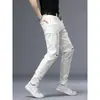 Jeans blancos de alta gama italianos rotos para hombre, nuevo estilo primavera 2026, marca de moda, pantalones ajustados skinny con parches