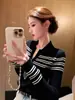 Suéter de Punto con Rayas Negras y Cuello en V Estilo Tía para Mujer 2025 Otoño Nuevo Ajuste Delgado Top para Capas Tendencia