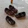 Primavera de 2026 Novos Sapatos de Couro Infantis Versáteis Retrô Sapatos de Bebê Moda Sapatos Rasos Trançados para Meninas Sapatos de Princesa