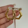 Dazan Estilo Chic Europeo y Americano Nicho Retro Oro de 18 Quilates Electrochapado al Vacío Acero Inoxidable Relieve Pentagonal Pendientes