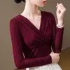2026 Nova blusa básica feminina estilo francês com decote V, justa ao corpo, top plissado de decote baixo com mangas compridas