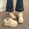 Nuevos zapatos de algodón mullidos para mujer, de doble uso, para invierno 2026, botas de nieve, suela gruesa, que aumentan la altura, forrados de felpa, cálidos, completamente cerrados, estilo Birkenstock