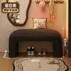 Se puede colocar un banco en la entrada del vestíbulo, sirviendo como banco para cambiarse los zapatos, un banco largo, un banco al pie de la cama, o un banco acolchado suave para el vestidor o el probador, proporcionando un lugar para descansar.