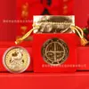 Moeda da Sorte Commemorativa do Ano do Carneiro 2027 Moeda de Ouro Bolsa de Pano Vermelho Signo do Zodíaco Carneiro Moeda de Dinheiro Trazedora de Riqueza Presente de Ano Novo