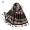 Pañuelo y Chal de Rayón Jacquard con Forma de Diamante Estilo Étnico, Adecuado para Zonas Escénicas, con Extremos Largos Delgados y una Apariencia Elegante