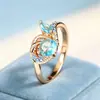 Bestseller transfronterizo: Anillo abierto de zircón azul fresco y elegante, versátil anillo de oro hueco retorcido con zircón azul